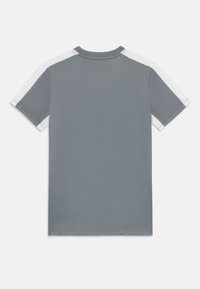 T-shirt gris à manches courtes avec un tissu texturé, des accents blancs sur les épaules et un col rond. Vue de dos affichée.