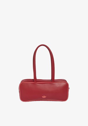 Sac à main rectangulaire rouge avec deux longues poignées et petit logo Adidas à l’avant, fabriqué en matériau lisse imitant le cuir.