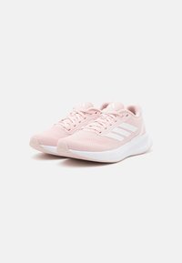 Lichtroze sportschoenen met een ademend bovenwerk van mesh, witte strepen, gewatteerde kraag en gestructureerde zolen. Rondneusontwerp voor comfort.