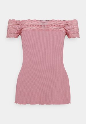 Ribbet off-shoulder-top i blød rosa med blondekant langs halsudskæringen, tætsiddende pasform og bølget kantdetalje.