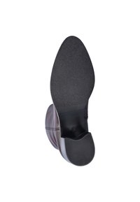 Bruine leren schoen met een ronde neus, een gladde textuur en een zwarte rubberen zool met horizontale groeven voor grip.