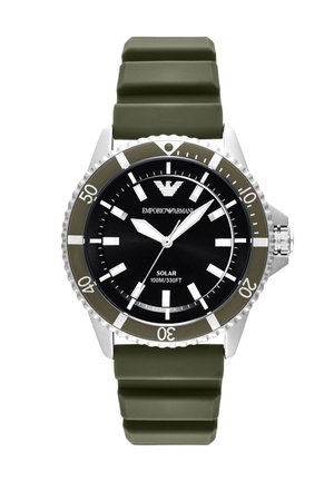 Reloj solar Emporio Armani con esfera negra, acentos en tono plateado, bisel verde y correa de goma verde oliva. Resistente al agua hasta 100 m.