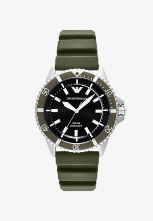Reloj solar Emporio Armani con esfera negra, acentos en tono plateado, bisel verde y correa de goma verde oliva. Resistente al agua hasta 100 m.
