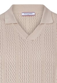 Beżowy dzianinowy sweter polo z dekoltem w kształcie V, z teksturalnym wzorem w otwartą robótkę oraz delikatnymi pionowymi paskami. Metka głosi "FELIX HARDY."