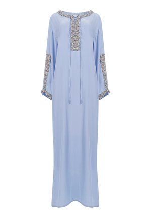 Vestido largo de color azul claro con un escote y mangas de patrón floral, que presenta un detalle de cordón y tejido fluido para facilitar el movimiento.