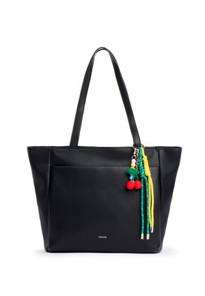Borsa tote in pelle nera con manici lunghi e portachiavi a forma di ciliegia colorato con accenti rossi, verdi, gialli e blu sul lato destro.