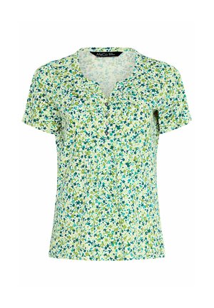 Blouse met korte mouwen met groene en teal bloemenprint, ronde halslijn en een knoopsluiting met vier knopen op een lichte achtergrond.
