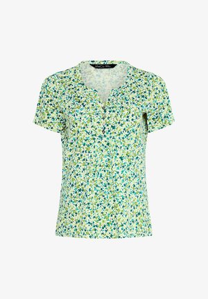 Blouse met korte mouwen met groene en teal bloemenprint, ronde halslijn en een knoopsluiting met vier knopen op een lichte achtergrond.
