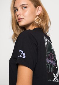 Ellesse VINCA TEE - T-shirt estampada - black