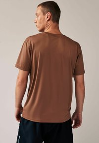 Next ACTIVE TEXTURED STANDARD - Basic póló - clay