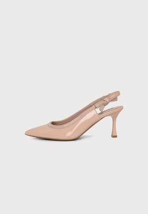 Escarpin slingback en cuir verni nude à bout pointu, talon stiletto de hauteur moyenne et bride élastique brandée.