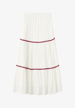 Falda midi blanca plisada con cinturilla elástica y dos bandas horizontales onduladas de color rojo alrededor de la parte inferior.