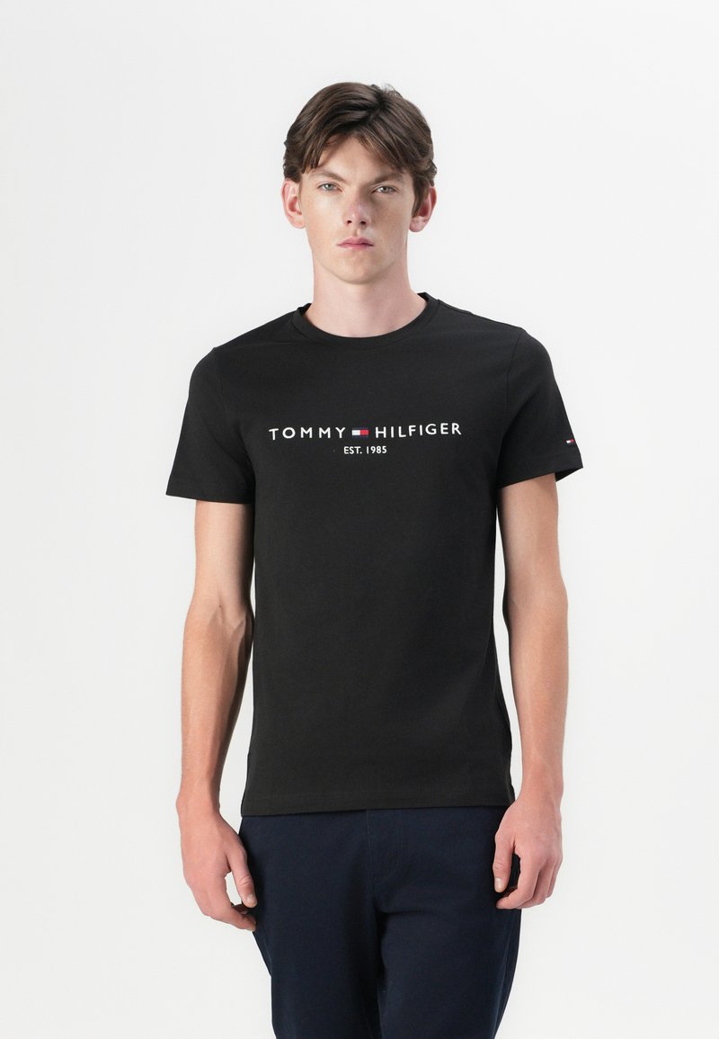 Tommy Hilfiger - CORE LOGO TEE - Nyomott mintás póló - black, Nagyítás