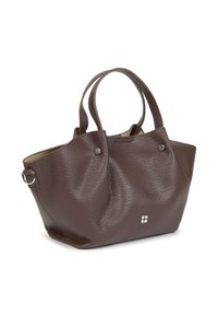 Bolso de mano de cuero marrón con un acabado texturizado, forma redondeada, asas dobles y acentos metálicos. Presenta un logo en la parte frontal.