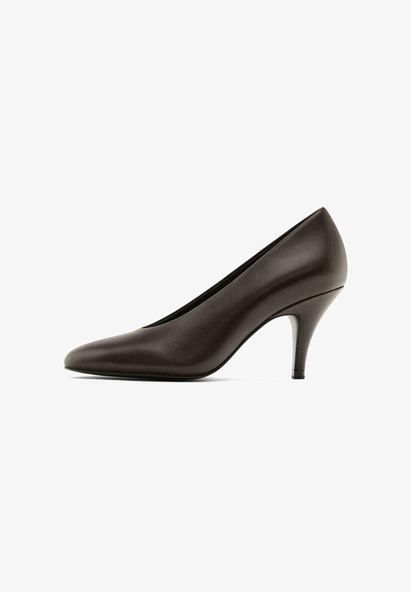 Décolleté in pelle marrone con tacco alto, punta affusolata, silhouette elegante e tacco sottile, leggermente metallico. Texture liscia, accenti minimi.