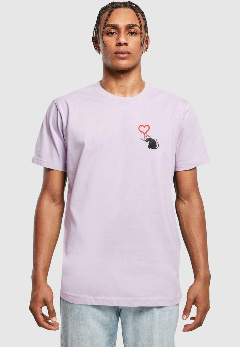 Tricou din bumbac de culoare mov deschis, cu un grafism al unei șobolani negre ținând o inimă roșie, cu mâneci scurte și gât clasic rotund.