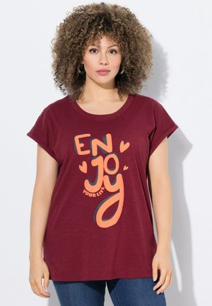 Bordeaux t-shirt met omgeslagen korte mouwen en een relaxed fit. Heeft een multicolored print: "GENIET VAN JE LEVEN" in levendige letters. Zachte stoftextuur.