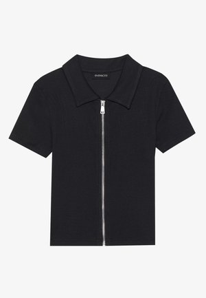 Polo shirt noir à manches courtes avec texture côtelée, présentant un col pointe et une fermeture éclair à l'avant. Design simple avec des accents minimaux.