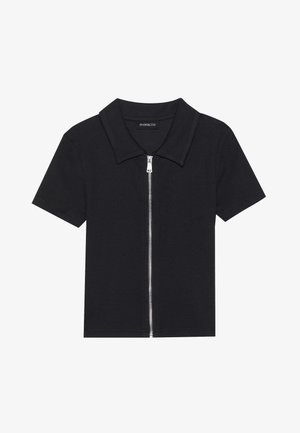 Schwarzes Poloshirt mit kurzen Ärmeln und geripptem Muster, ausgestattet mit einem Reißverschluss vorne und einem spitzen Kragen. Einfaches Design mit minimalen Akzenten.
