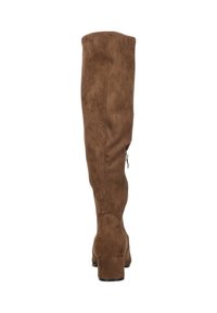 Bruine boven-de-knie laarzen van zacht suede, met een stevige hak, een ritssluiting aan de zijkant en een gladde textuur.