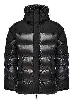 Chaquetón negro acolchado con un diseño de paneles brillantes y mates, cuello alto, cremallera frontal y puños elásticos.