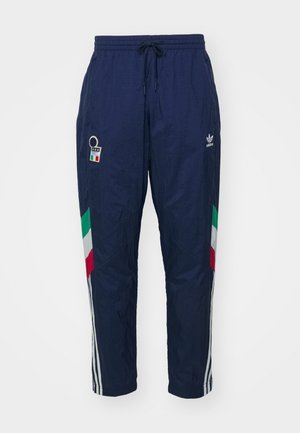 Marinträningsbyxor med elastisk dragsko i midjan, vita tre-rands detaljer och italienska flaggdetaljer på sidorna. Tillverkade av polyester.