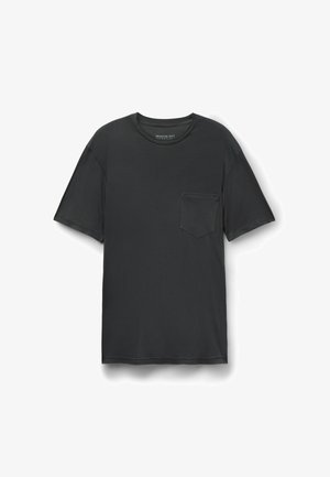 Czarna koszulka z krótkim rękawem i okrągłym dekoltem oraz kieszonką na piersi, ułożona na płasko na białym tle.