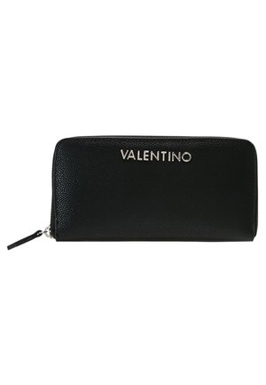 Juodas odinis piniginė su tekstūruota paviršiumi ir užtrauktuku, ant priekio yra sidabrinė "VALENTINO" logotipas. Kompaktiška stačiakampė forma.