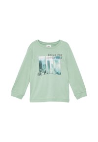 Helle grüne Langarmbluse aus weichem Stoff mit einem Stadtansicht-Graphic und dem Text "FÜR ABENTEUER GEBAUT" in fetter Schrift.