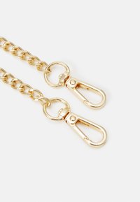 Catena metallica dorata con due ganci a scatto a ciascun estremità. La catena presenta anelli lisci e una finitura lucida. Ideale per fissare o assicurare oggetti.