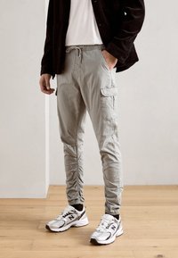 INDICODE JEANS - Kareiviško stiliaus kelnės - light grey Miniatiūros vaizdas 1