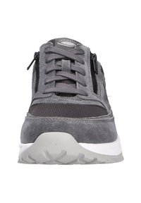 Sneaker grigio con tomaia in suede e tessuto, design con lacci, zip laterale e suola in gomma bianca con battistrada texture per una maggiore aderenza.