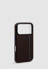 Braune Leder-Handyhülle mit rechteckigem Ausschnitt für die Kamera, mit einer blauen vertikalen Linie und blauen Knopfakzenten. Glatte Textur.