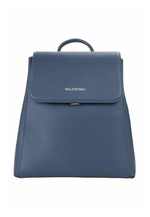 Sac à dos Valentino en cuir texturé bleu avec poignée supérieure, fermeture à rabat et logo minimaliste doré sur le devant.