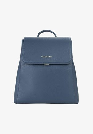 Sac à dos Valentino en cuir texturé bleu avec poignée supérieure, fermeture à rabat et logo minimaliste doré sur le devant.