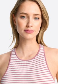 Rippentop mit abwechselnd weißen und rosa Streifen, einem hohen Kragen und einem figurbetonten Schnitt. Weicher Stoff mit elastischem Material.