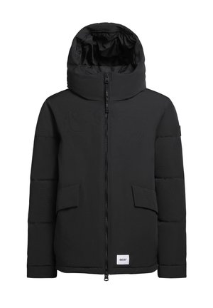 Čierna vypchávaná bunda s vysokým golierom a dvoma prednými vreckami. Zapínanie na zips s textúrou látky a logo štítkom na spodnom leme.