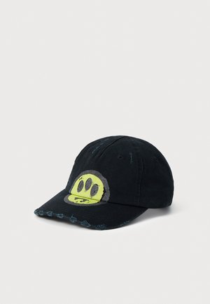 Casquette en coton noire avec une visière usée, motif de sourire brodé en jaune et gris, avec des accents bleus sur la couronne.