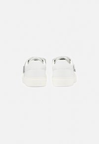 Weiße Sneaker mit glattem Leder außen, abgerundeter Zehenpartie und dicker Gummisohle. Dezente Markenkennzeichnung an der Ferse und am hinteren Laschen.