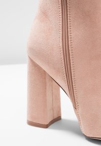 RAID Kotníková obuv na vysokém podpatku - light pink