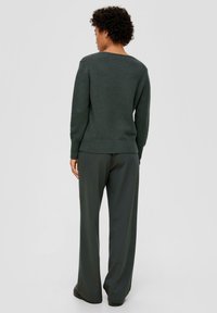 s.Oliver MIT V-AUSSCHNITT - Strickpullover - olivgrün