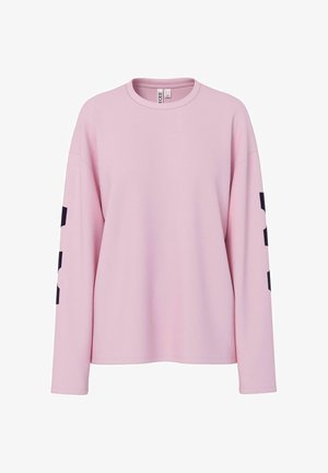 Pastelroze sweatshirt met lange mouwen en een ronde hals, met zwarte rechthoekige ontwerpen op beide mouwen, getoond tegen een witte achtergrond.