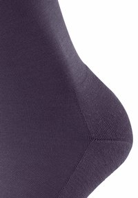 Calzino compressivo viola con un tessuto liscio e testurizzato. Presenta una zona della punta rinforzata e un design senza cuciture per comfort e vestibilità.