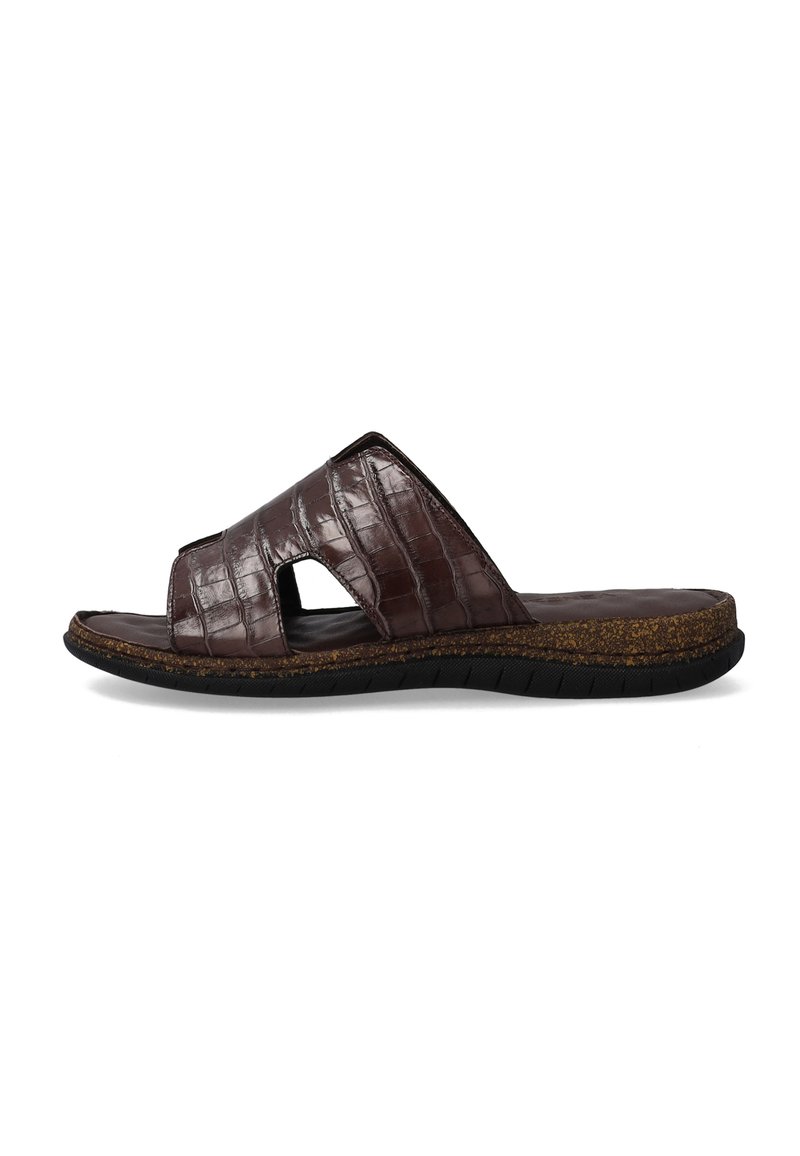 Brune faux krokodille læder slide sandal med to brede stropper, åben tå, tekstureret overflade og en polstret korksål. Sort gummisål.