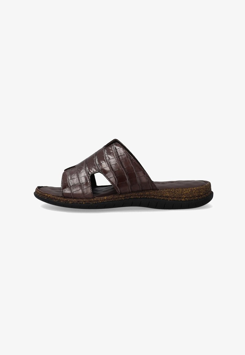 Brune faux krokodille læder slide sandal med to brede stropper, åben tå, tekstureret overflade og en polstret korksål. Sort gummisål.