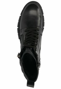 Stivaletto in pelle nera con punta tondeggiante, chiusura con lacci sul davanti, cerniera laterale e suola in gomma testurizzata. Finitura liscia con accenti minimi.
