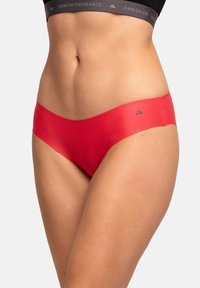 Slip da bagno rosso realizzato in un tessuto liscio con design senza cuciture. Presenta un taglio alto lungo le gambe e un branding minimalista grigio sull'elastico in vita.