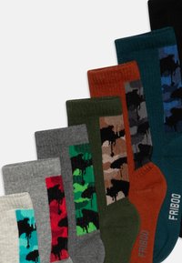 Sett med åtte sokker i forskjellige farger, inkludert grå, grønn, brun og svart. Har mønstre med abstrakte design. Strikket tekstur.
