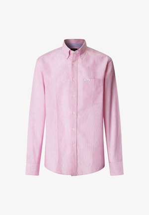 Chemise rose clair à manches longues avec boutons, col boutonné et poche poitrine, sur un fond blanc uni.