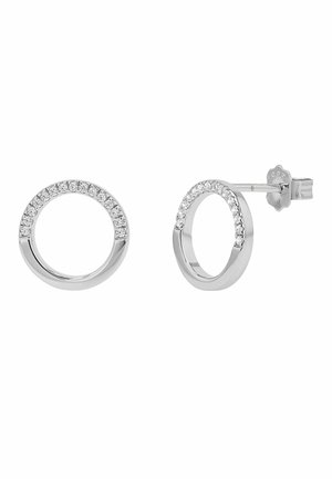 Pendientes de botón circulares de plata con pequeñas piedras preciosas claras en la mitad superior, con cierres de mariposa.